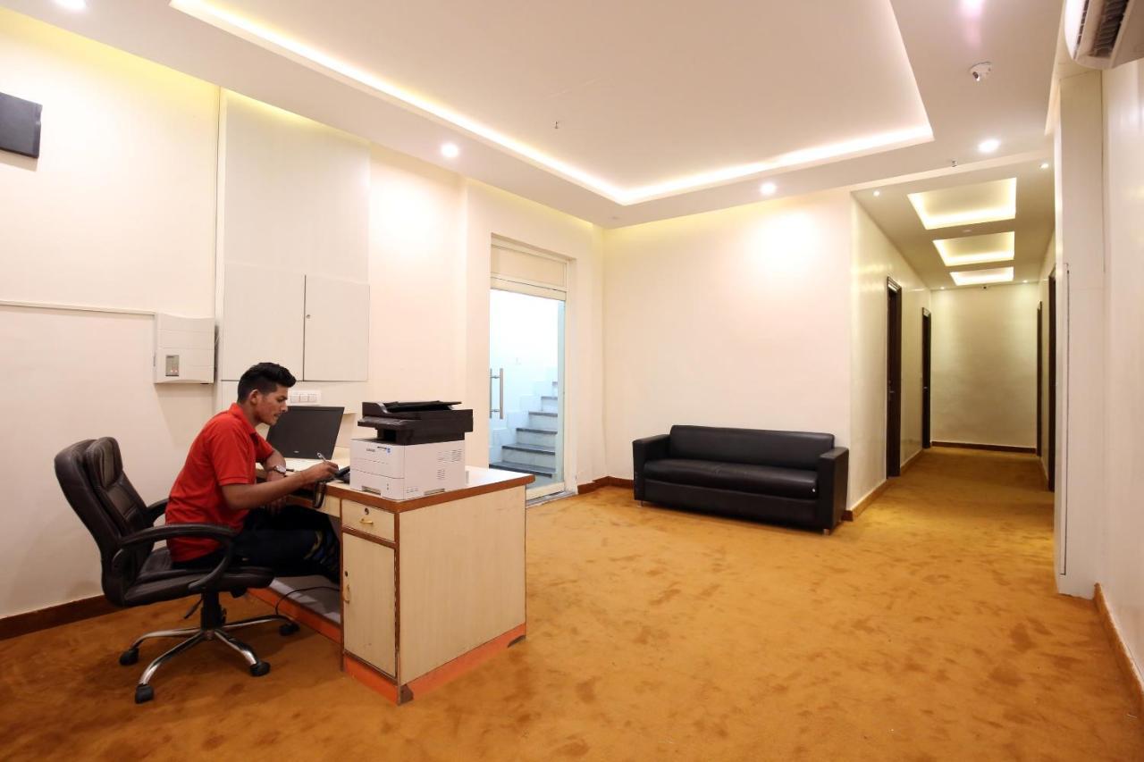 Oyo 9159 Hotel Royal Woodslark Zirakpur Bagian luar foto